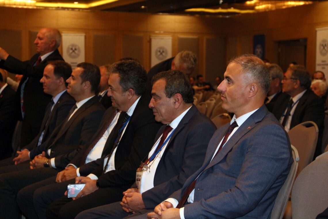 MUTLU, KÖMÜR KONGRESİNDE KONUŞTU