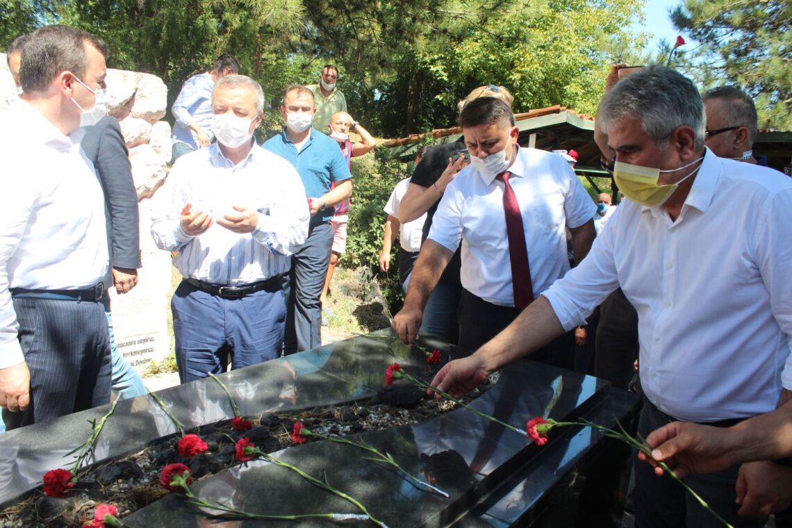 DENİZER, KABRİ BAŞINDA ANILDI