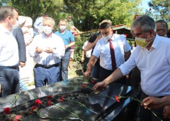 DENİZER, KABRİ BAŞINDA ANILDI