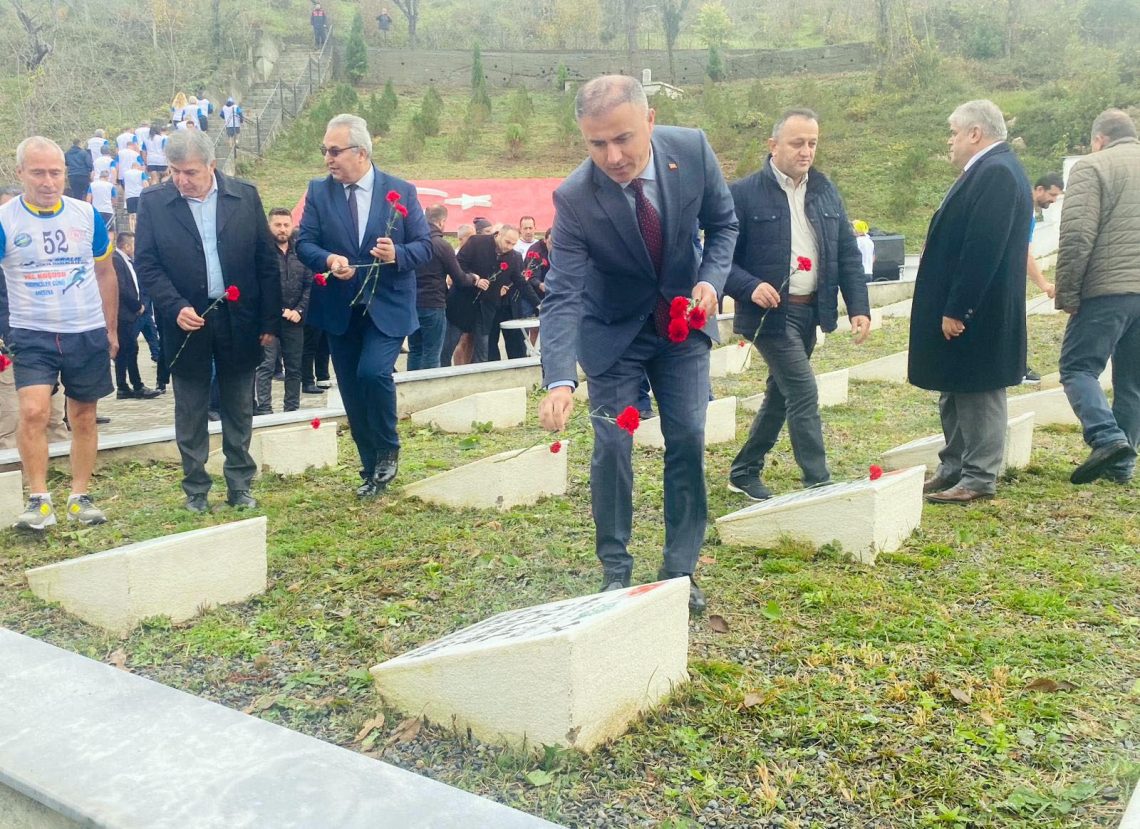 ARMUTÇUK’TA MADEN ŞEHİTLİĞİNE KARANFİLLER BIRAKILDI