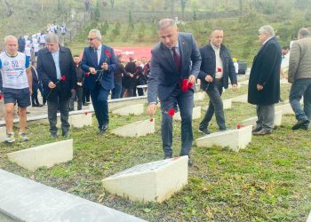 ARMUTÇUK’TA MADEN ŞEHİTLİĞİNE KARANFİLLER BIRAKILDI