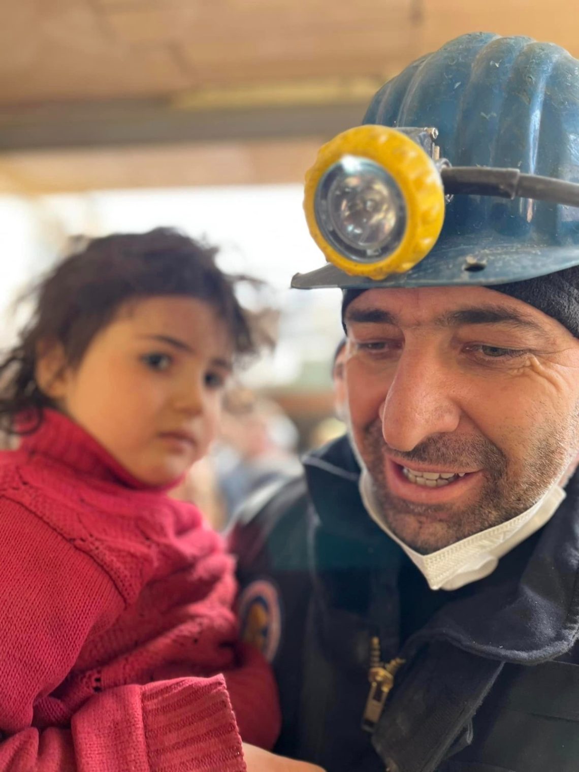 Maden işçileri, 5 yaşındaki kız çocuğunu enkazdan kurtardı