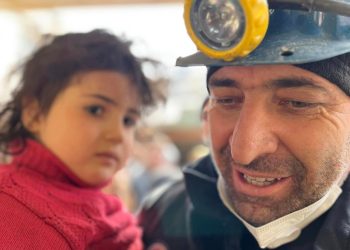 Maden işçileri, 5 yaşındaki kız çocuğunu enkazdan kurtardı