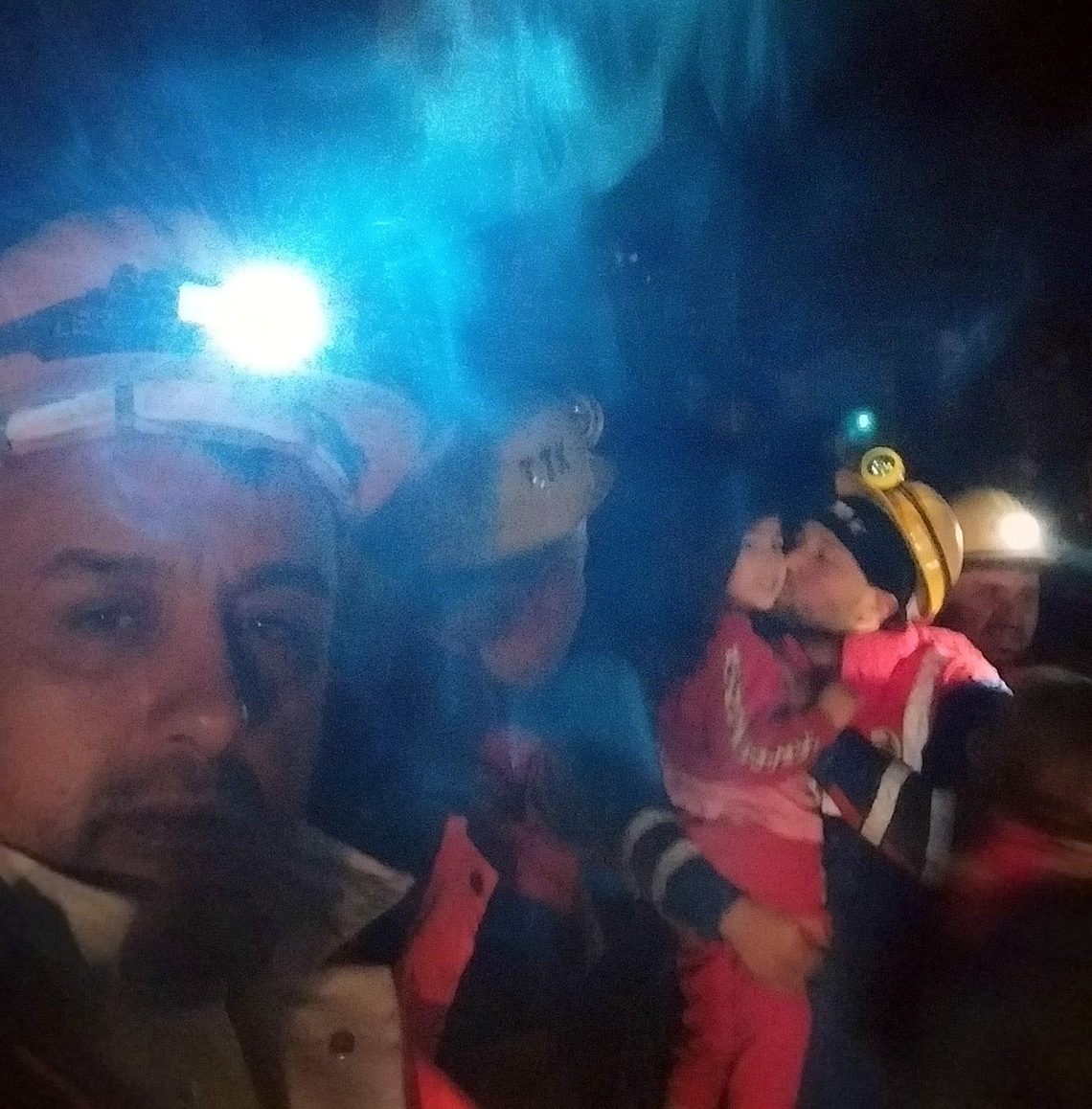 MADEN İŞÇİLERİ, ANNE VE KIZINI GÖÇÜKTEN KURTARDI