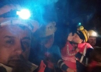 MADEN İŞÇİLERİ, ANNE VE KIZINI GÖÇÜKTEN KURTARDI