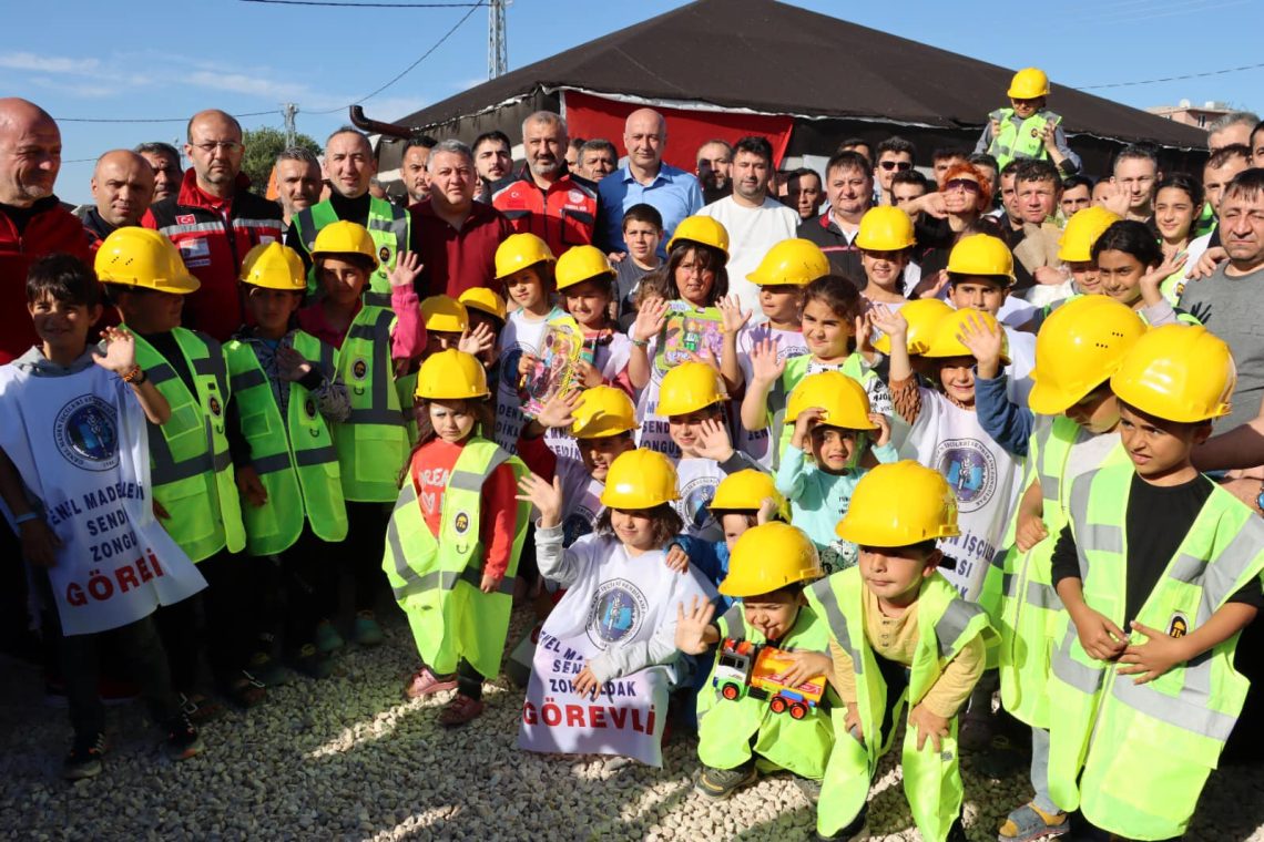 MADENCİLER, HATAY’DA DEPREMZEDE ÇOCUKLARLA BİR ARAYA GELDİ, DUYGU DOLU ANLAR YAŞANDI