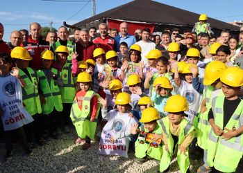 MADENCİLER, HATAY’DA DEPREMZEDE ÇOCUKLARLA BİR ARAYA GELDİ, DUYGU DOLU ANLAR YAŞANDI