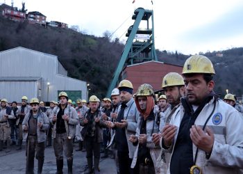 Kahramanlar, depremde hayatını kaybeden canları unutmadı