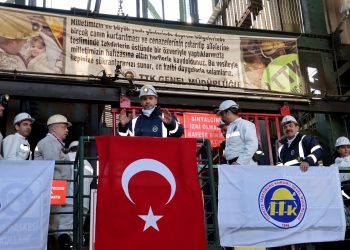 Bakan Bayraktar maden ocağında madencilerle yemek yedi