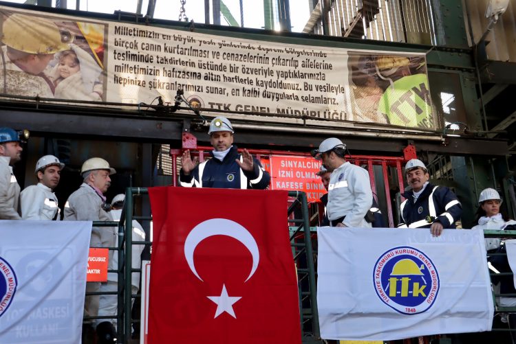 Bakan Bayraktar maden ocağında madencilerle yemek yedi