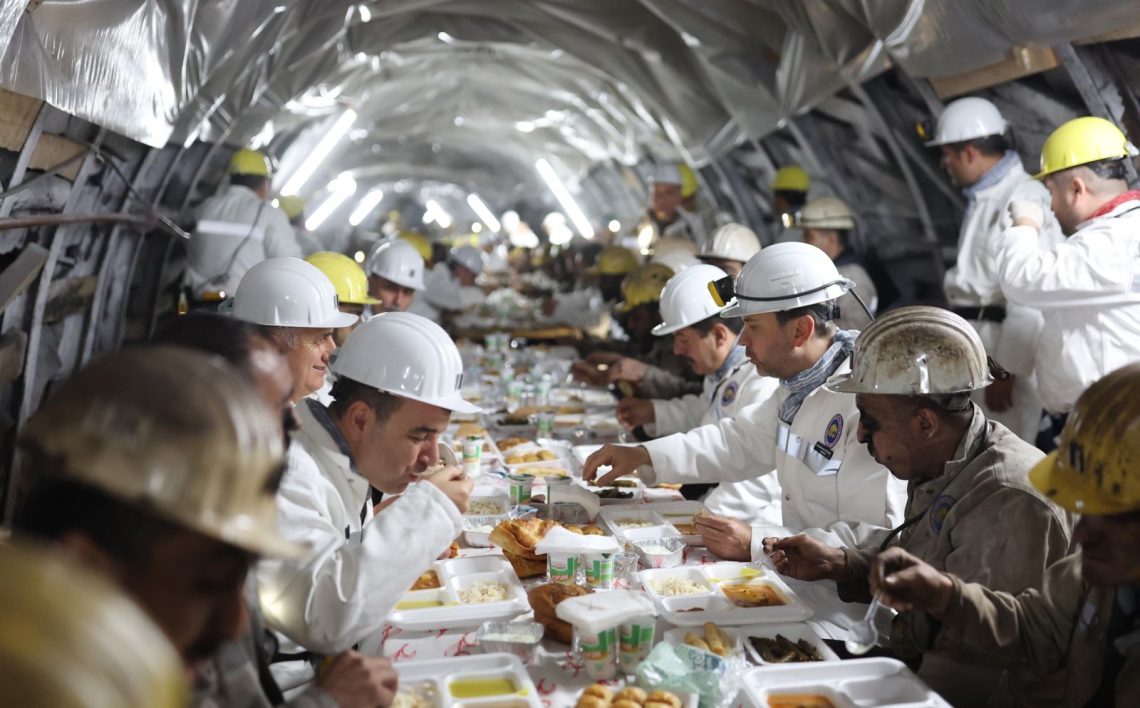 Bakan Bayraktar, maden işçileriyle iftar yaptı