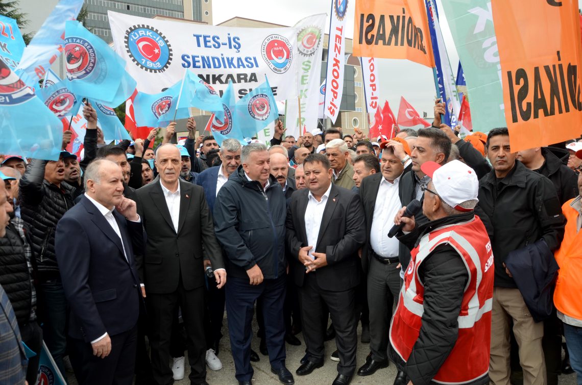 TÜRK-İŞ, Hazine ve Maliye Bakanlığı önünde kitlesel basın açıklaması yaptı