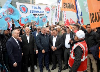 TÜRK-İŞ, Hazine ve Maliye Bakanlığı önünde kitlesel basın açıklaması yaptı