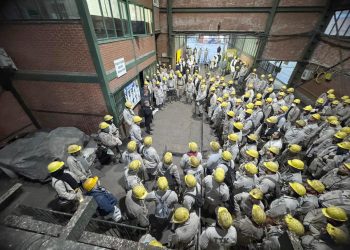 MADEN İŞÇİLERİNDEN ÇAYIRHAN’DA Kİ MESLEKTAŞLARINA DESTEK