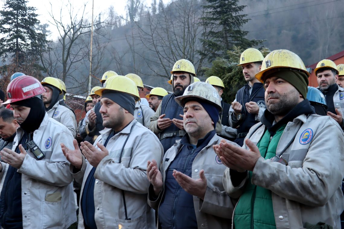 103 MADENCİ İÇİN ANMA TÖRENİ